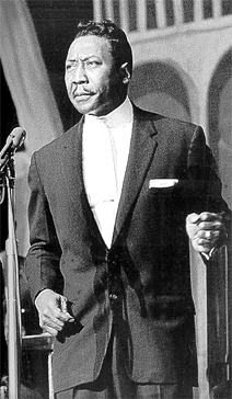 Мадди в Чикагском оперном театре (Opera House, Chicago) начало 1963 года.