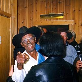 Pinetop Perkins: "Эй, этот человек меня снимает!"